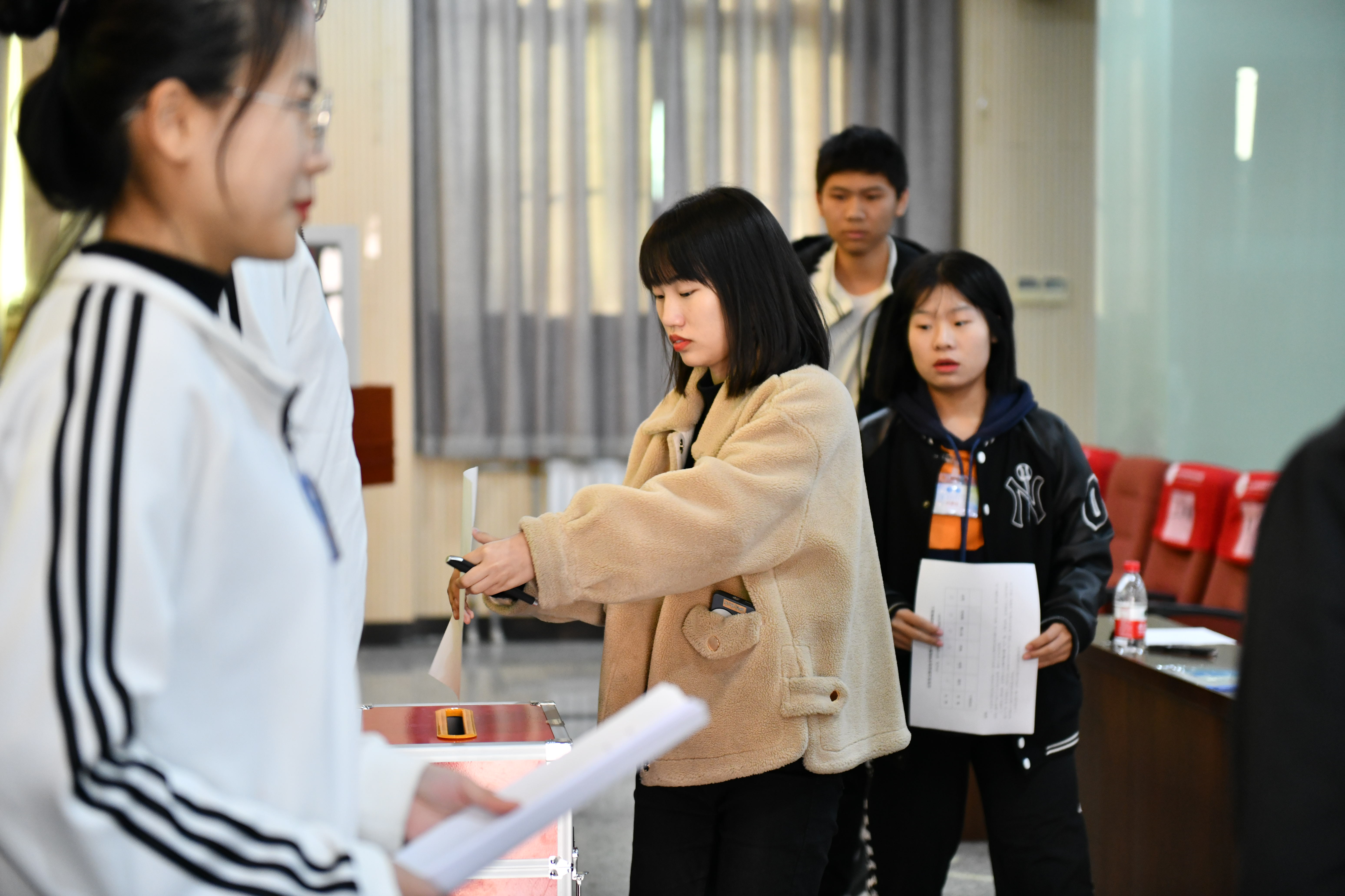 jk黑色丝袜美女被网站