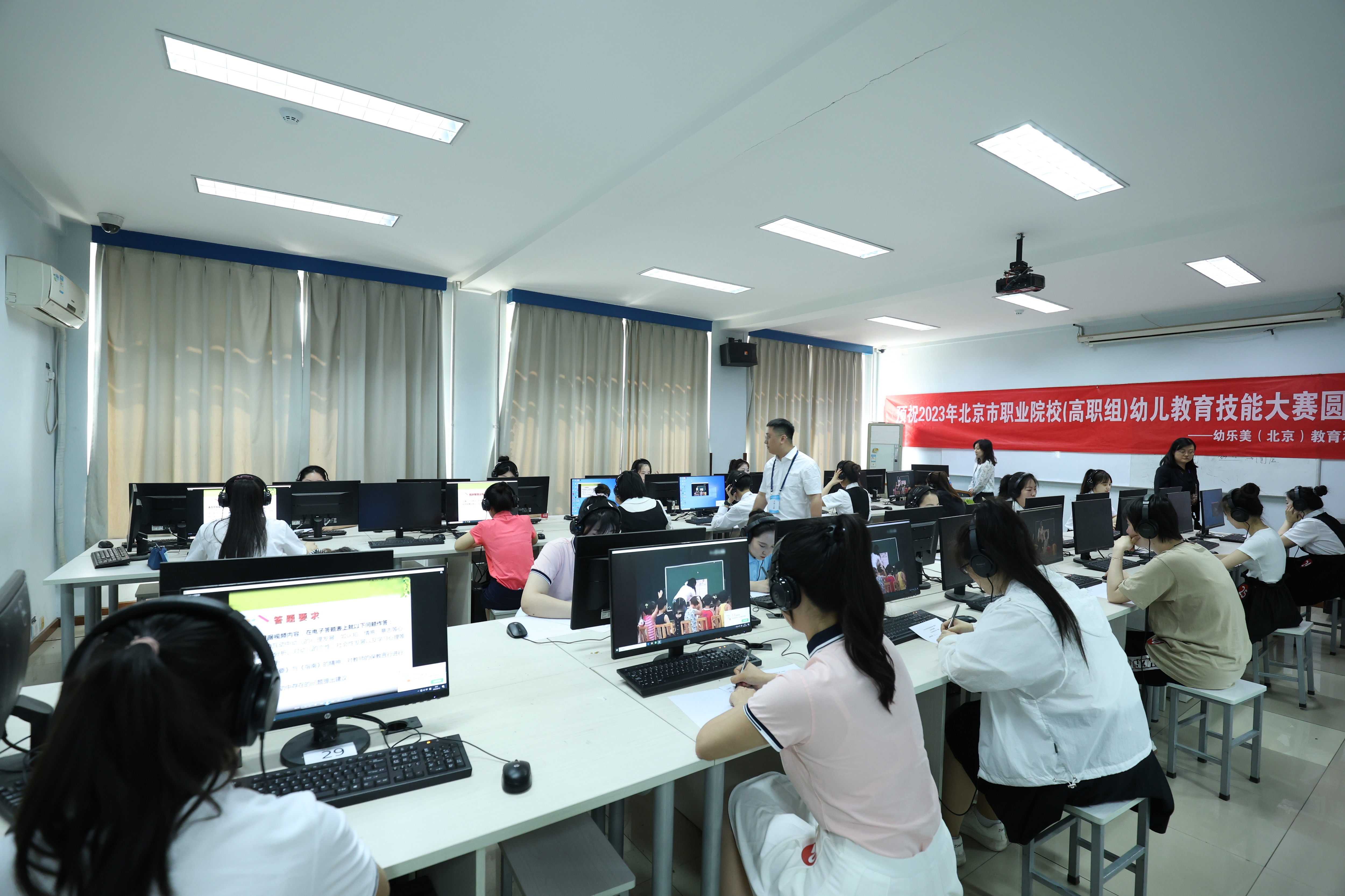 jk黑色丝袜美女被网站
