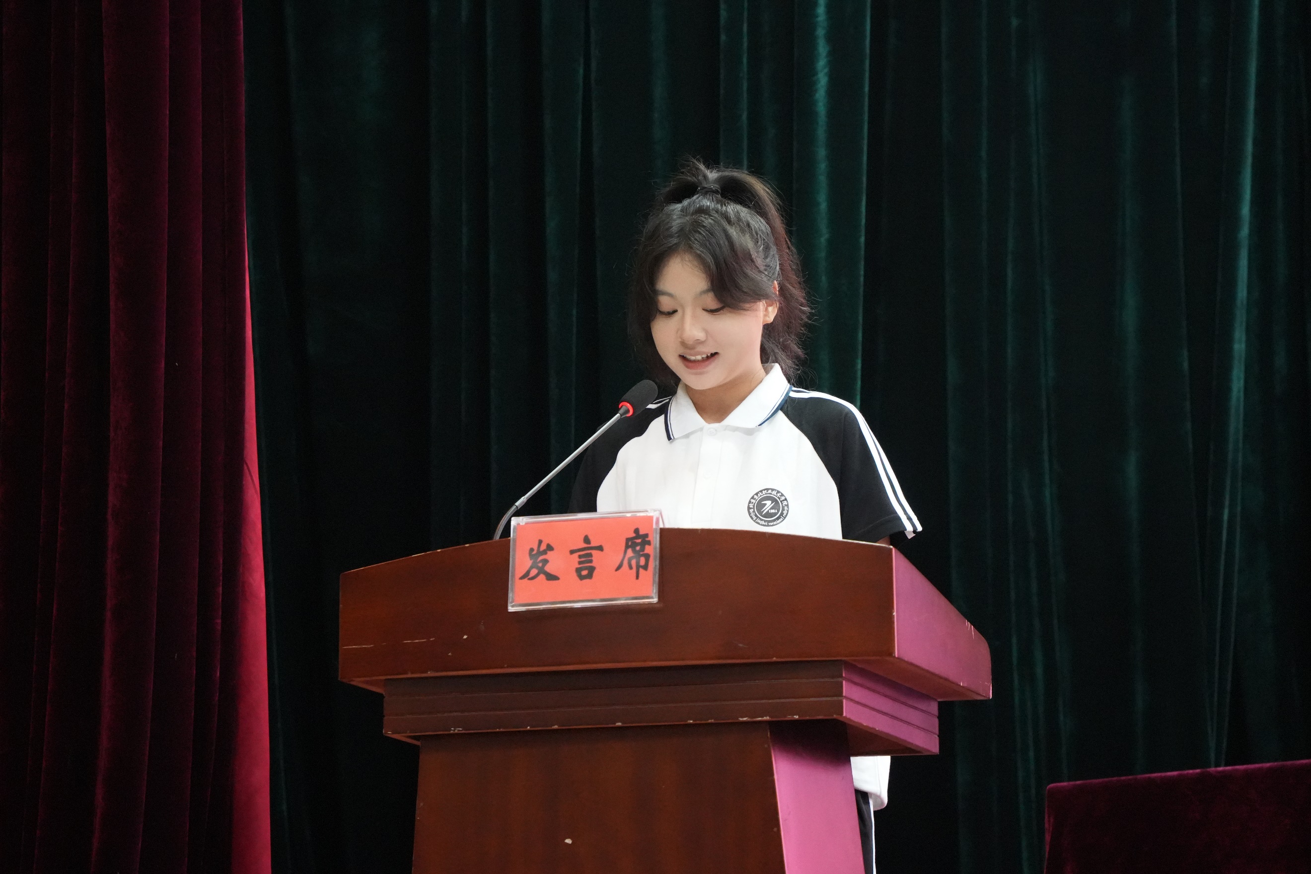 jk黑色丝袜美女被网站