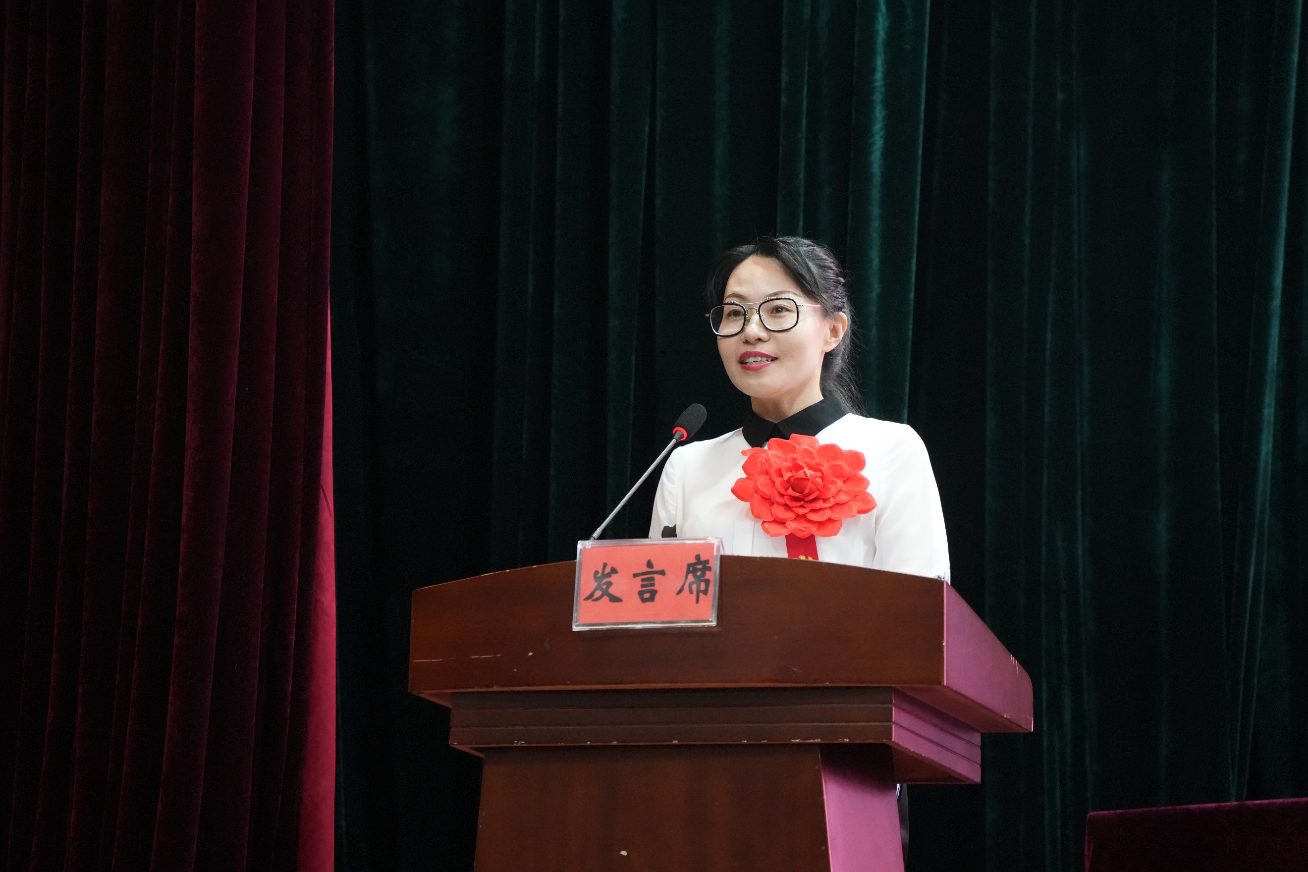 jk黑色丝袜美女被网站