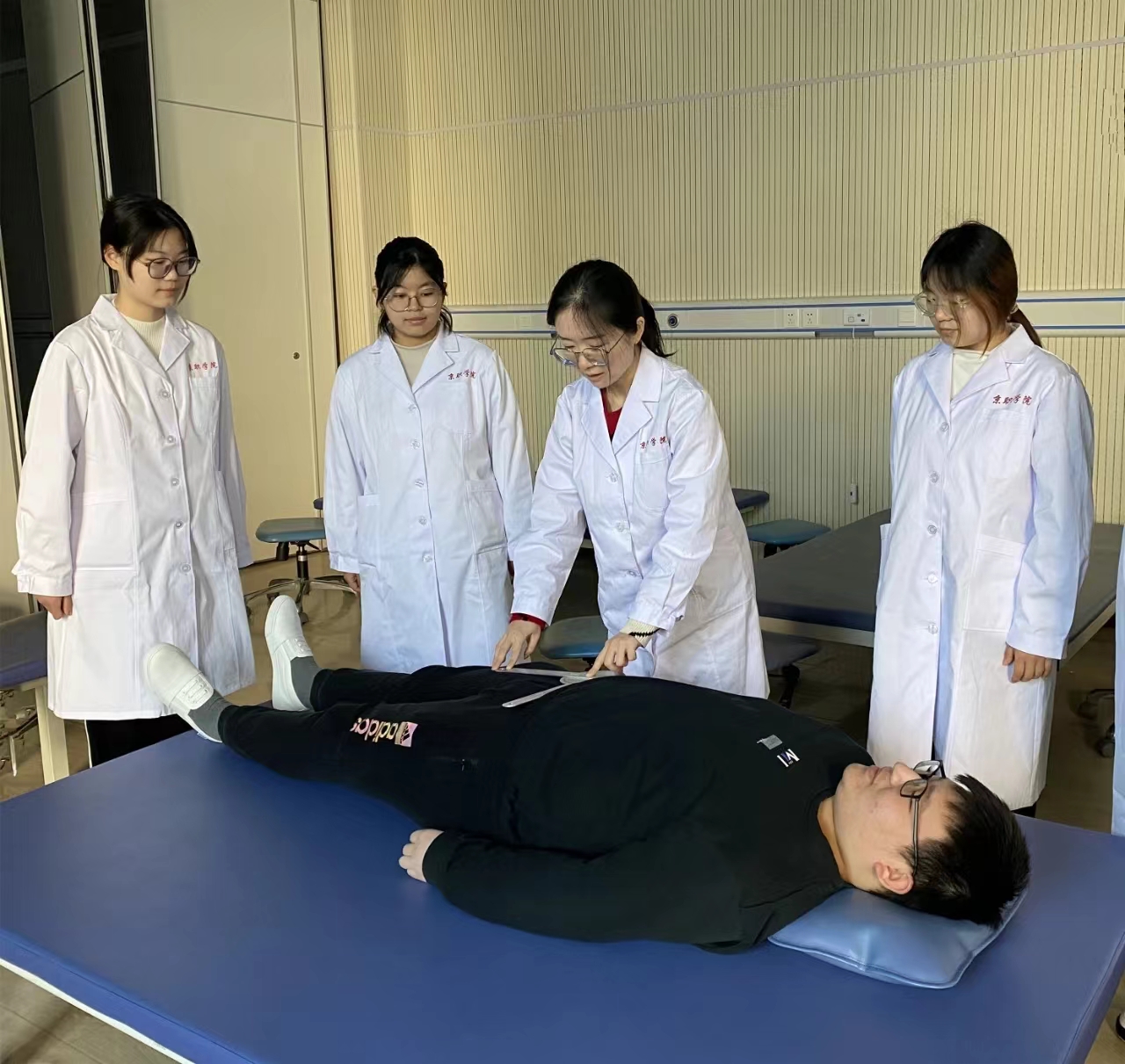 jk黑色丝袜美女被网站